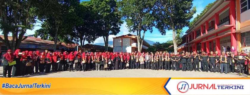 sekolah selangor ke Bukittinggi Foto bersama kunjungan Delegasi 121 Kepsek Selangor Malaysia di SMKN 1 Bukittinggi. (JurnalTerkini.id/diona)