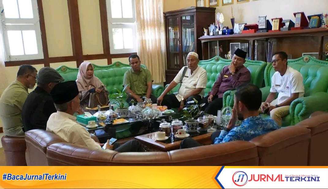 Kepala SMAN 1 Padang panjang saat menerima kunjungan Wawako Padang panjang Allex Saputra, Jum'at (18/07/2025) (foto kominfo PP).