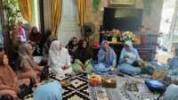 Siti Rojiah Isakndarsyah saat memberikan tausiyah Agama menyambut tahun Baru Islam di Kampung Harapan, Kelurahan Harjosari, Kecamatan Tebing, Kabupaten Karimun, Rabu (25/6/2025). (JurnalTerkini.id/edy kencana)