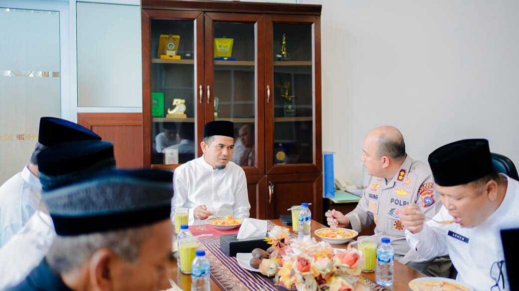 wabup solok bersama kapolres Wabup Solok saat berdiskusi Bersama Kapolres dan Ketua LKAAM, Jum'at (16/05/2025). (Foto DiskominfokabSolok).
