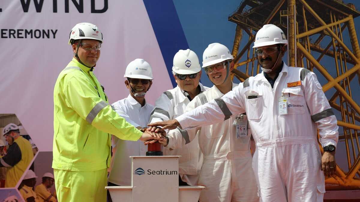 Kepala Badan Pengusahaan (BP) Batam, Amsakar Achmad menyambut baik pelepasan proyek Empire Wind (Wind Tower) ke Amerika Serikat di Seatrium Batam Yard, Kawasan Industri Terpadu Kabil, Senin (7/7/2025). (foto: humasbpbatam)