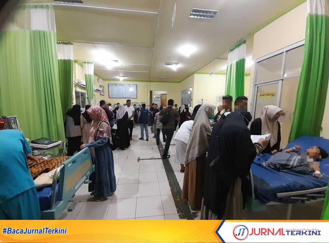 47614798099-screenshot_20250822_230721_gallery Ket Foto: Siswa-siswi sekolah di Tembilahan masuk ke rumah sakit diduga keracunan makanan Program MBG, Jum'at (22/8/2025).