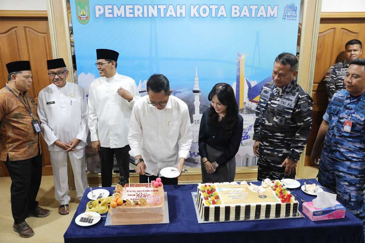 57 amsakar achmad Wali Kota Batam Amsakar Achmar merayakan ulang tahun ke-57 dengan sederhana namun penuh makna di Kantor Wali Kota Batam, Jumat (1/8/2025). (diskominfo batam)