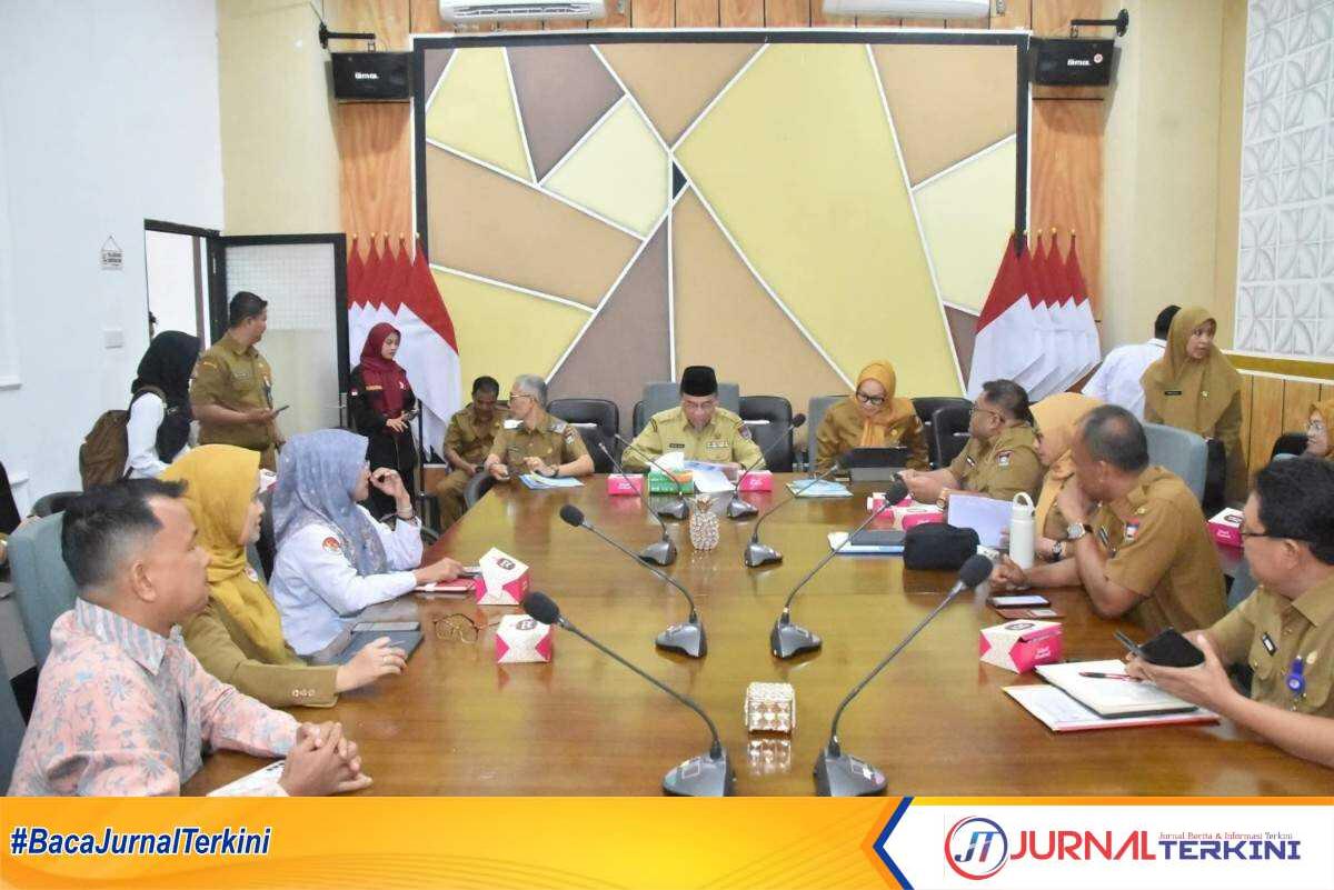 Wawako Padang Maigus Nasir memimpin Rapat Evaluasi Program MBG, Senin (11/08/2025). (Foto Kominfo Padang).