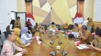 Wawako Padang Maigus Nasir memimpin Rapat Evaluasi Program MBG, Senin (11/08/2025). (Foto Kominfo Padang).