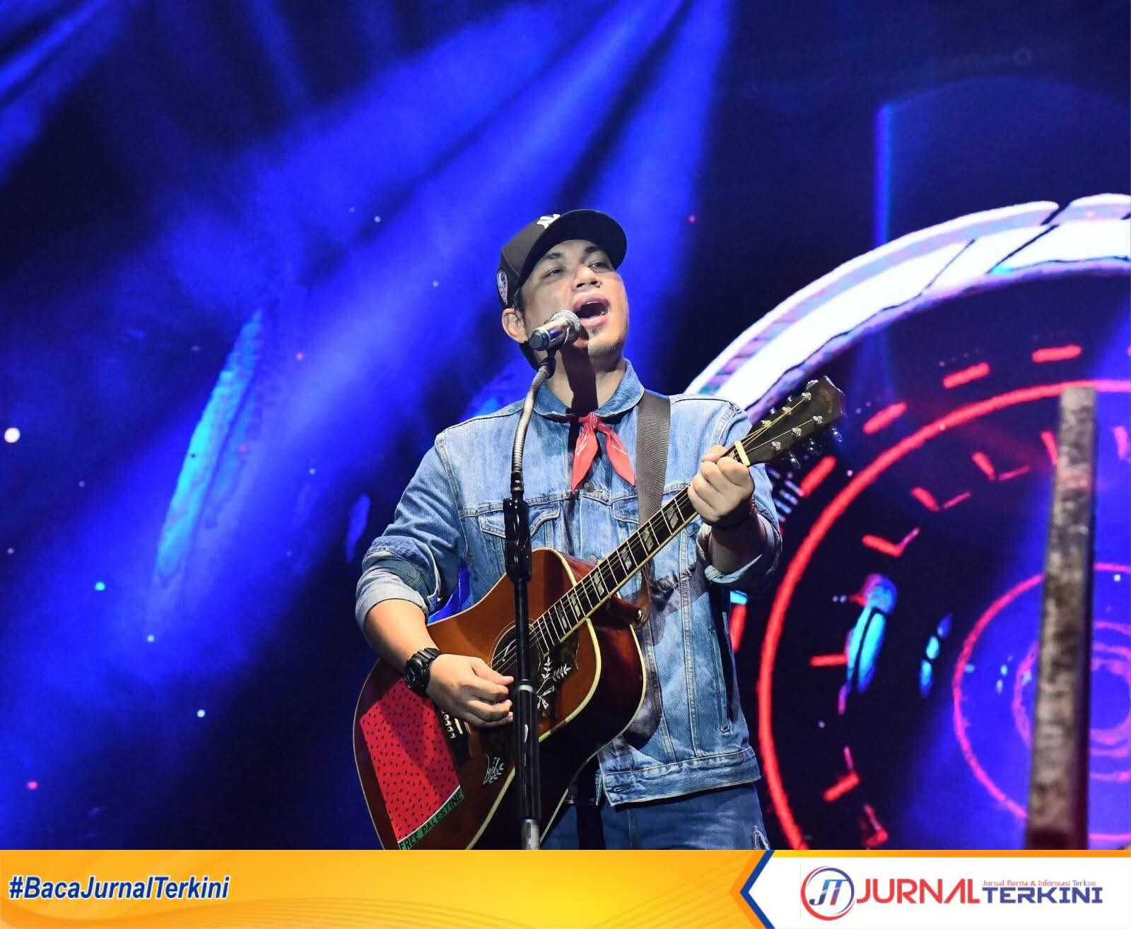 Armada Band Hibur Ribuan Penonton di GOR H. Agus Salim Padang pada Minggu malam (10/08/2025. (Foto Kominfo Padang).