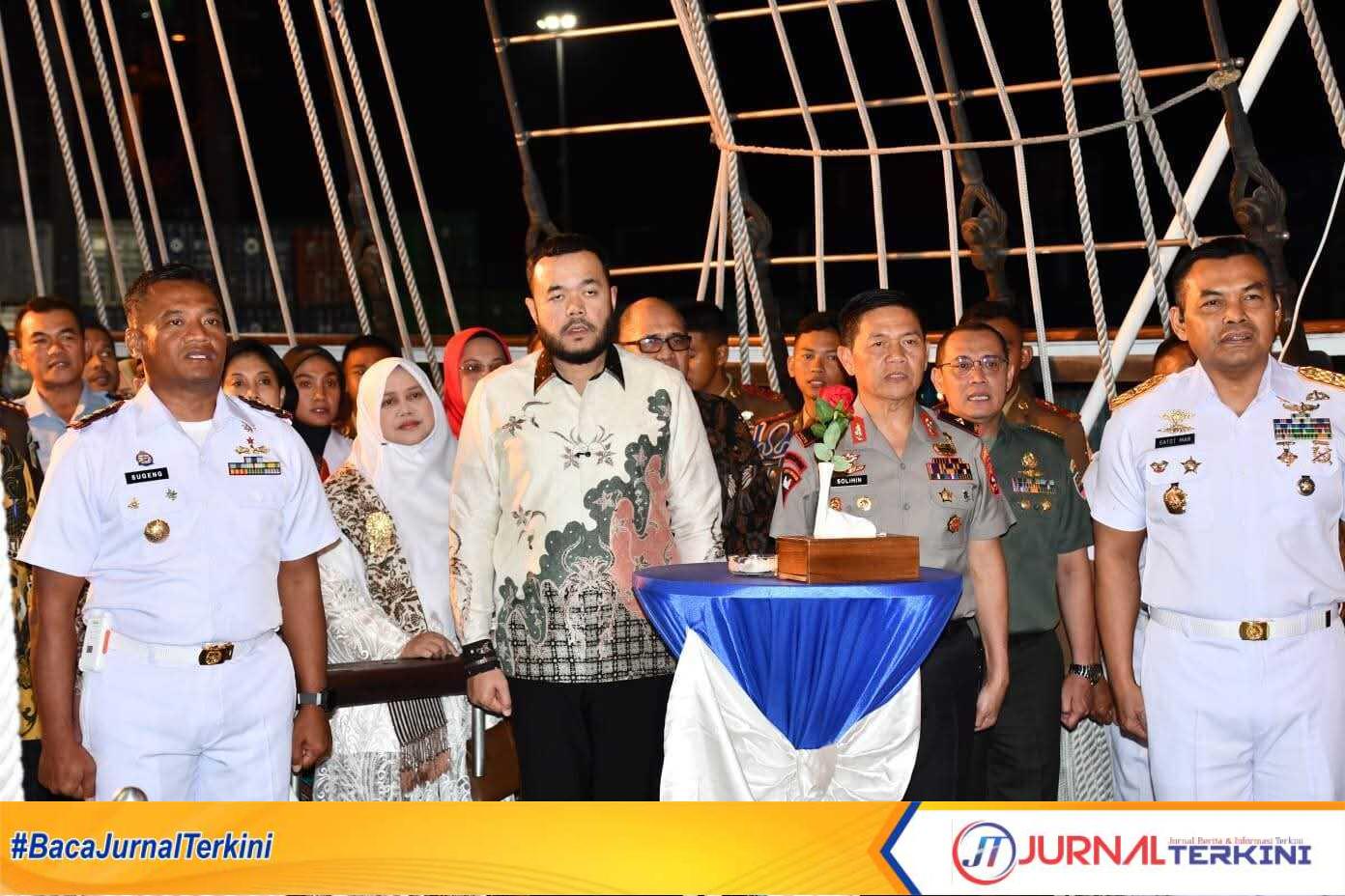 Wali Kota Padang Fadly Amran, didampingi Wakil Wali Kota Maigus Nasir saat makan malam di atas KRI Bima Suci pada Senin (11/8/2025). (Foto Kominfo Padang).