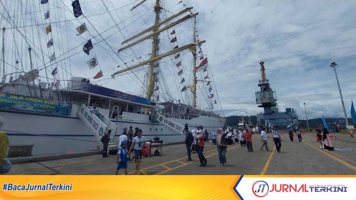 Kehadiran KRI Bima Suci yang bersandar di Teluk Bayur dimanfaatkan oleh para siswa di Kota Padang untuk belajar dan berkunjung langsung ke kapal tersebut. (Foto Kominfo Padang).