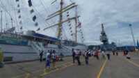 FB_IMG_1754953554713 Kehadiran KRI Bima Suci yang bersandar di Teluk Bayur dimanfaatkan oleh para siswa di Kota Padang untuk belajar dan berkunjung langsung ke kapal tersebut. (Foto Kominfo Padang).