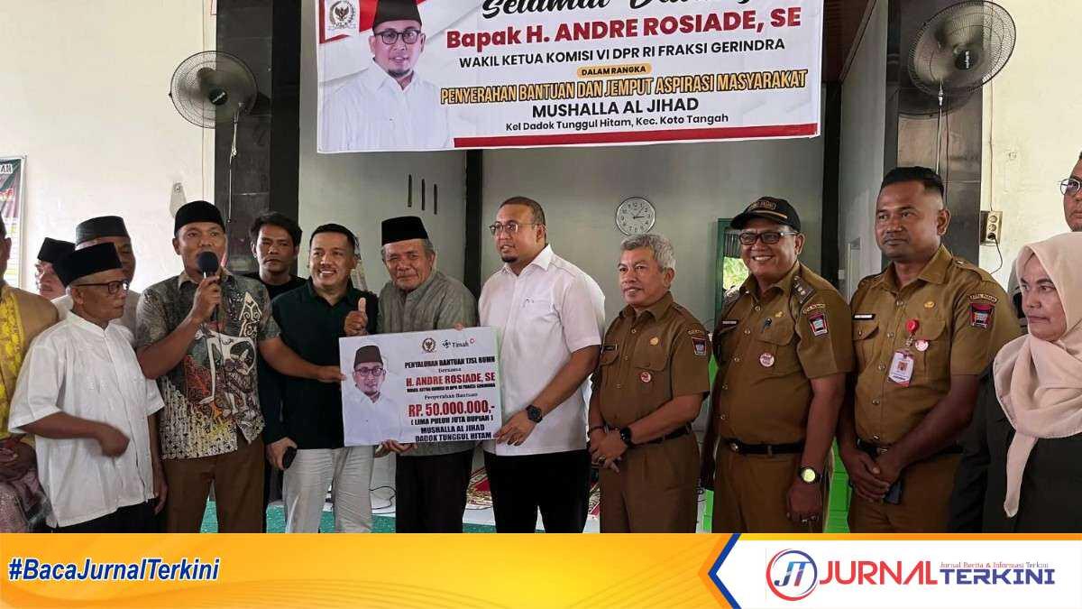 FB_IMG_1755037579237 Andre Rosiade menyerahkan bantuan senilai Rp50 juta untuk Mushala Al Jihad, Dadok Tunggul Hitam Padang, Selasa (12/08/2025). (Kominfo Padang).