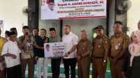 Andre Rosiade menyerahkan bantuan senilai Rp50 juta untuk Mushala Al Jihad, Dadok Tunggul Hitam Padang, Selasa (12/08/2025). (Kominfo Padang).