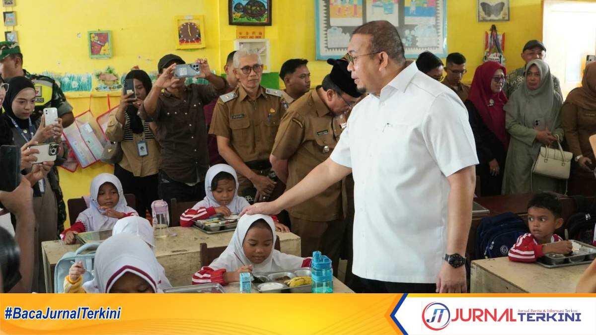 Andre Rosiade bersama Wawako Padang, Maigus Nasir saat meninjau langsung pelaksanaan MBG di SDN 24 Ujung Gurun, Padang pada Selasa (12/8/2025). (Foto Kominfo Padang).