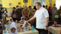 Andre Rosiade bersama Wawako Padang, Maigus Nasir saat meninjau langsung pelaksanaan MBG di SDN 24 Ujung Gurun, Padang pada Selasa (12/8/2025). (Foto Kominfo Padang).