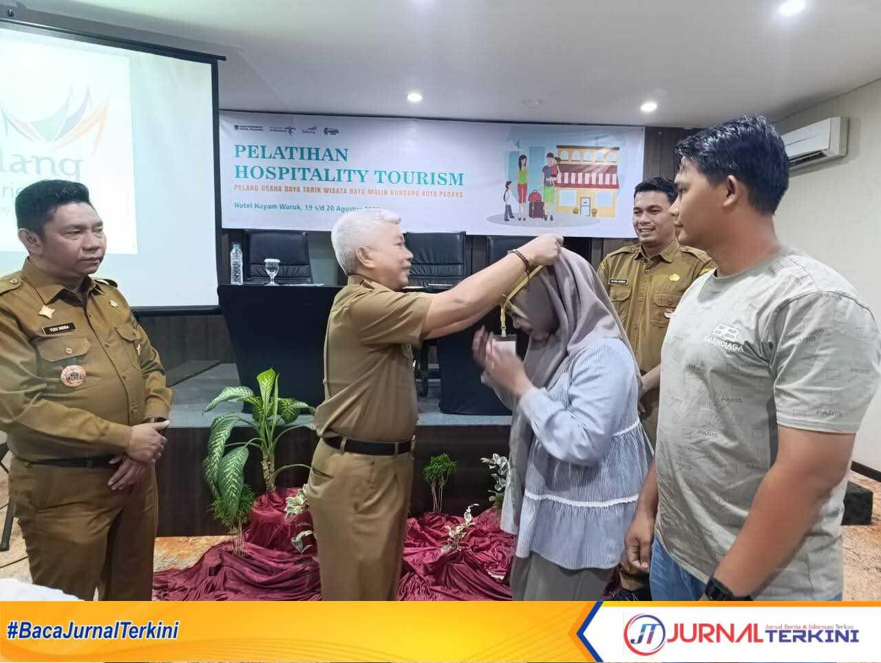 Pemko Padang gelar Pelatihan Hospitality Tourism di salah satu hotel berbintang di Padang, Selasa (19/8/2025). (Foto Kominfo Padang).