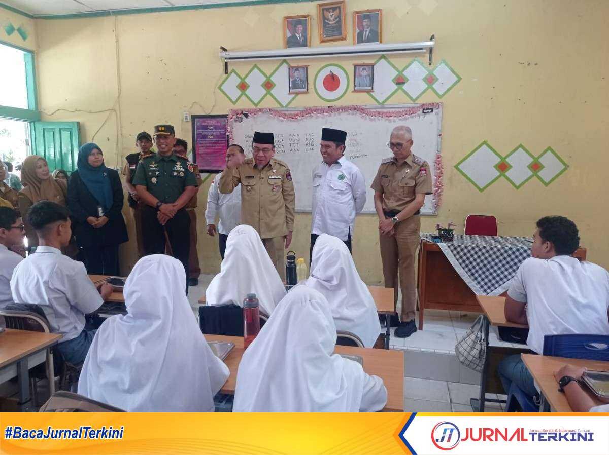 FB_IMG_1756127022513 Maigus Nasir pada saat meninjau pelaksanaan MBG di MAN 1 Kota Padang, Durian Taruang, Senin (25/8/2025). (Foto Kominfo Padang).