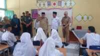 Maigus Nasir pada saat meninjau pelaksanaan MBG di MAN 1 Kota Padang, Durian Taruang, Senin (25/8/2025). (Foto Kominfo Padang).