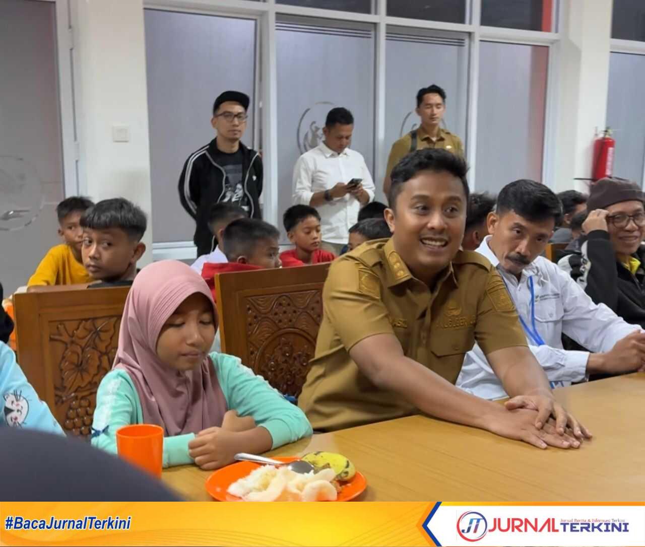 Wagub Sumbar, Vasko Ruseimy, saat mengunjungi Sekolah Rakyat di BPKS Padang, pada Kamis malam (14/7/2025). (Foto Adpim Sumbar).