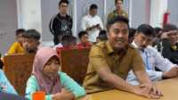 Wagub Sumbar, Vasko Ruseimy, saat mengunjungi Sekolah Rakyat di BPKS Padang, pada Kamis malam (14/7/2025). (Foto Adpim Sumbar).
