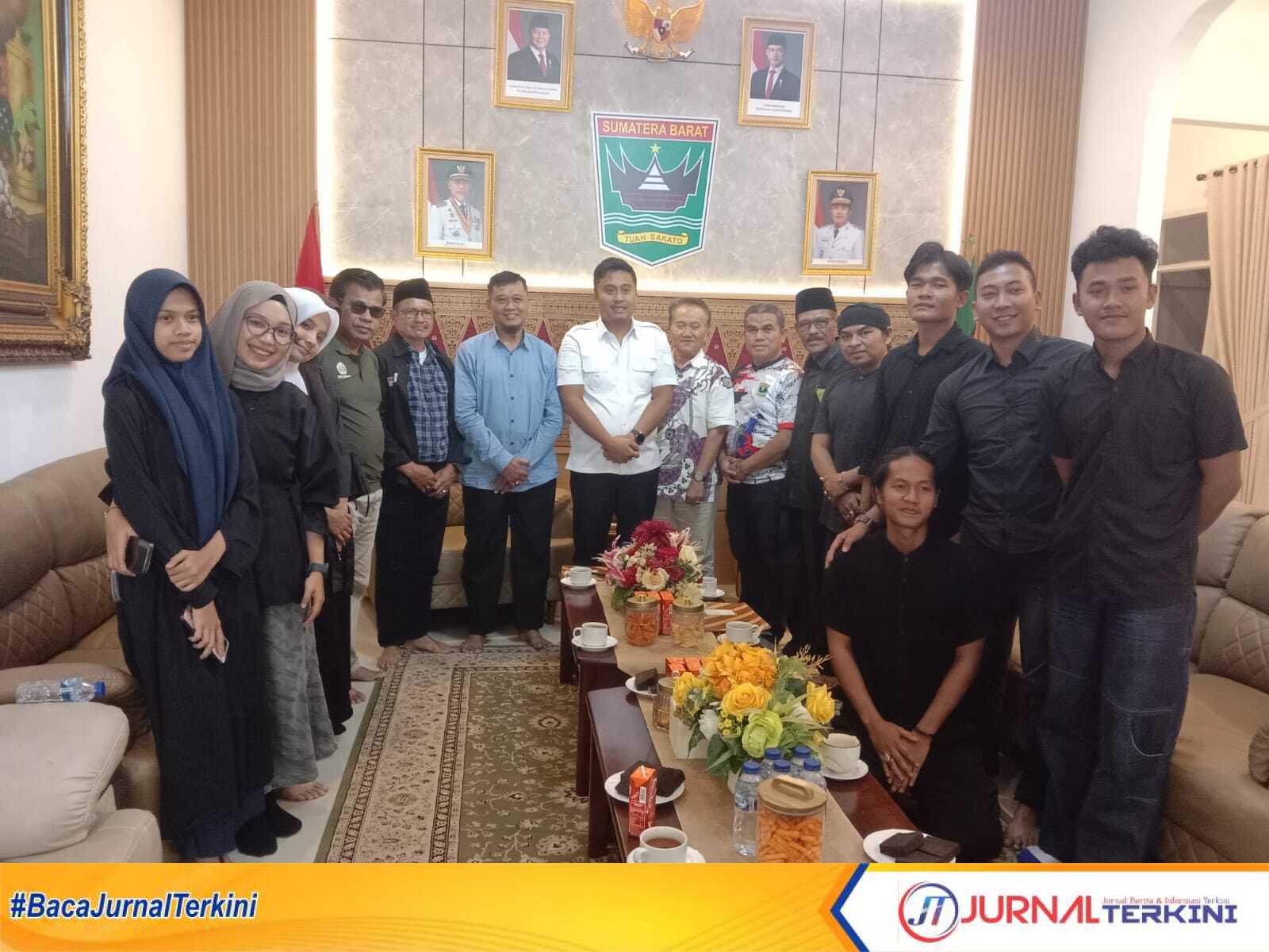Wakil Gubernur Sumbar, Vasco Ruseymi melepas keberangkatan tim Silat Tradisi Sumbar menuju Festival Olahraga Rekreasi Nasional Indonesia ke VIII di Nusa Tenggara Barat. (Foto Adpim Sumbar).