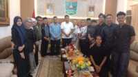 Wakil Gubernur Sumbar, Vasco Ruseymi melepas keberangkatan tim Silat Tradisi Sumbar menuju Festival Olahraga Rekreasi Nasional Indonesia ke VIII di Nusa Tenggara Barat. (Foto Adpim Sumbar).
