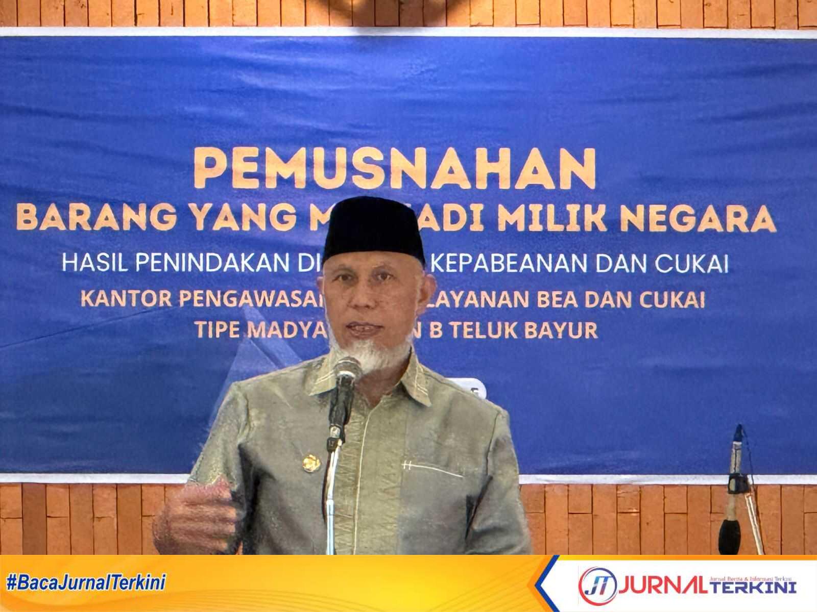 IMG-20250731-WA0030 Gubernur Mahyeldi saat menghadiri kegiatan pemusnahan Barang Milik Negara (BMN) hasil penindakan di bidang kepabeanan dan cukai di Teluk Bayur, Padang, Kamis (31/7/2025). (Foto Adpim Sumbar).