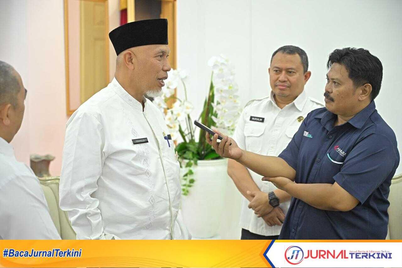 Gubernur Mahyeldi saat di wawancarai media ( Foto Adpim Sumbar).