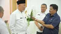 Gubernur Mahyeldi saat di wawancarai media ( Foto Adpim Sumbar).