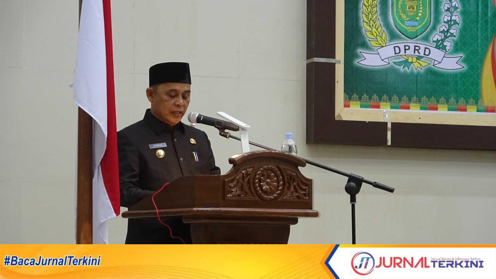 IMG-20250804-WA0058 Ket foto: Bupati Inhil, Haji Herman, saat pidato dan menyampaikan laporan hasil pembahasan Panitia Khusus Ranperda di Kantor DPRD Inhil, Senin (4/2025).