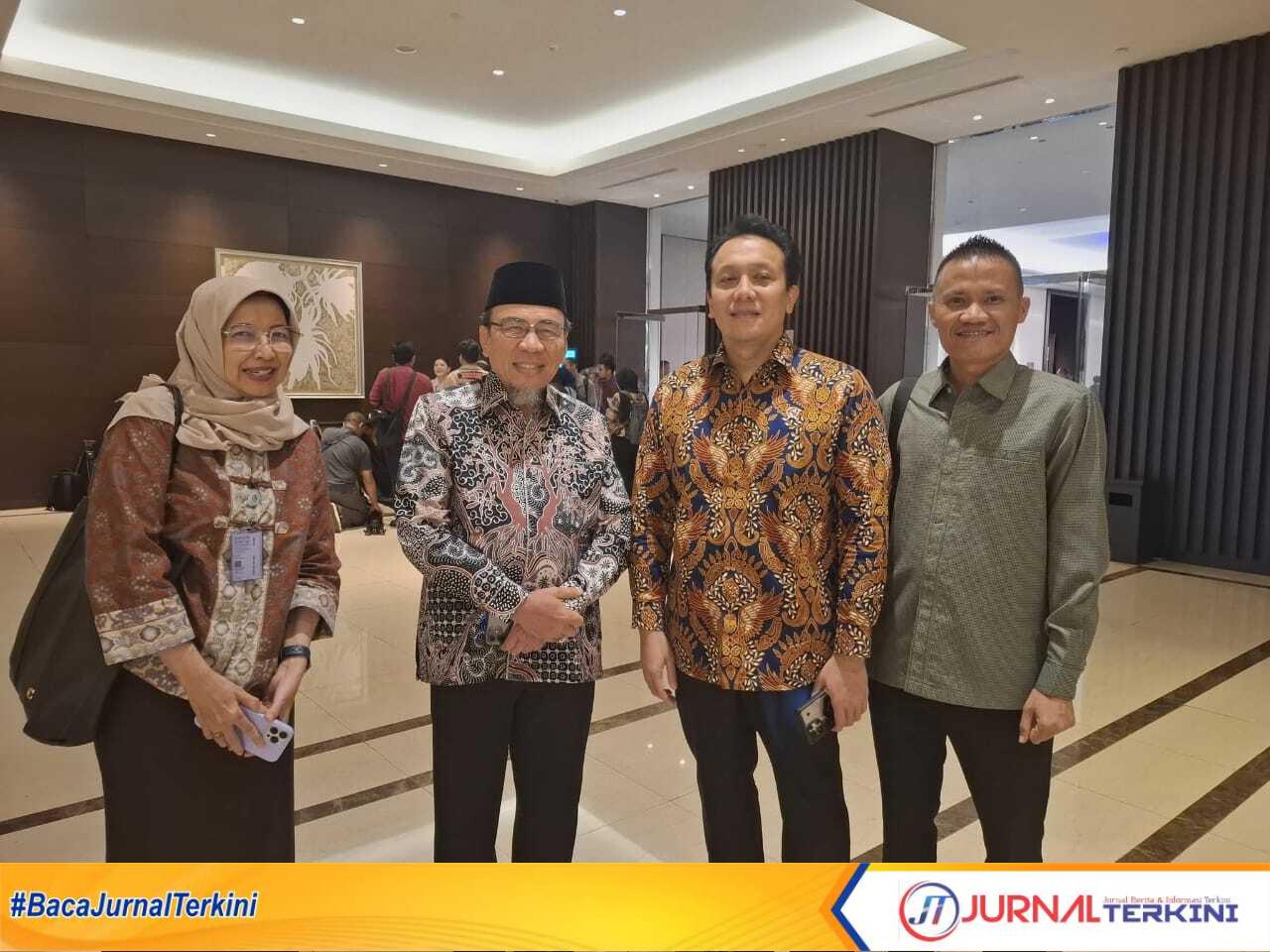 Wawako Padang Maigus Nasir (no 2 dari kiri) saat menghadiri pemaparan kebijakan dan pelaksanaan Program Adipura 2025 di Jakarta, Senin (4/8/2025). (Foto Diskominfo Padang).