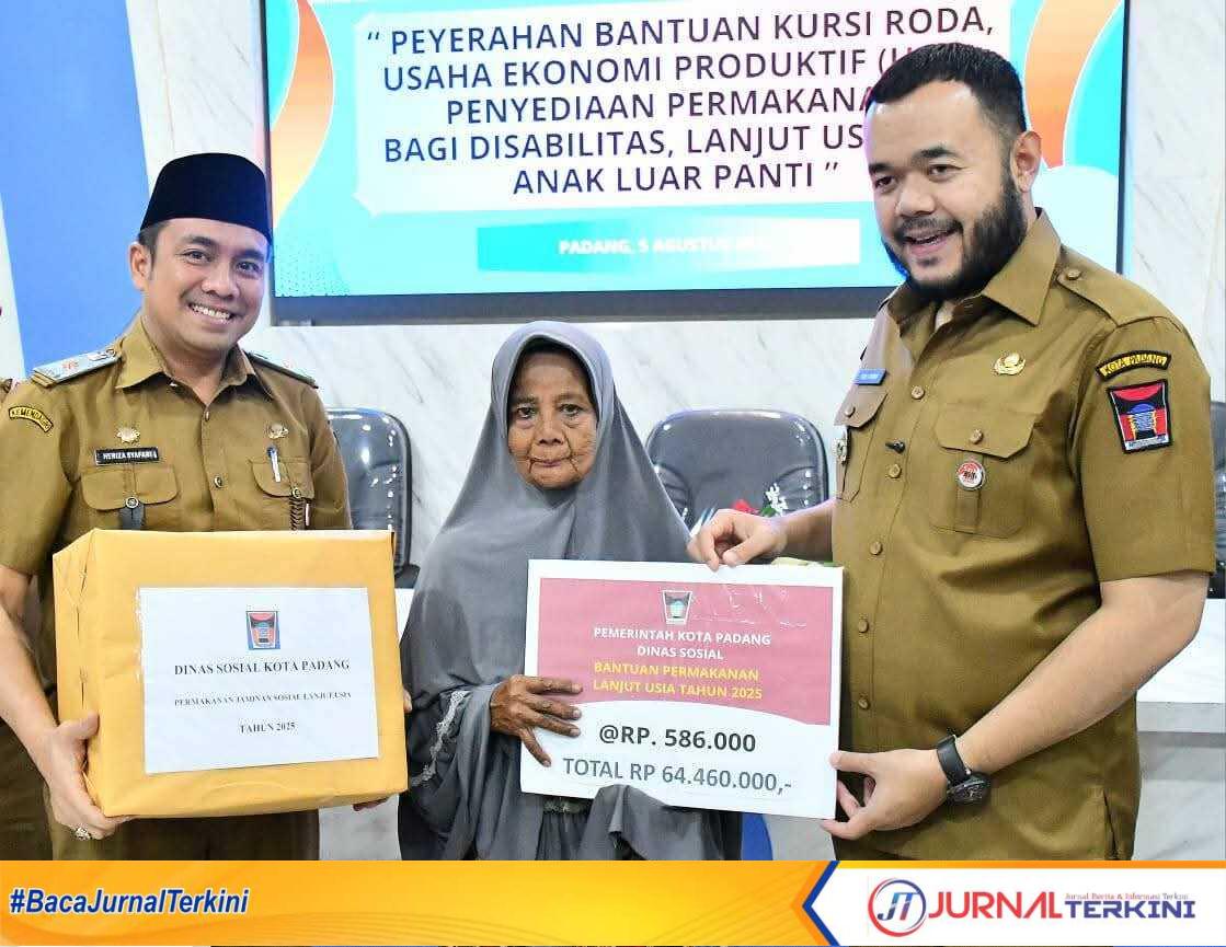 Pemko Padang salurkan berbagai bentuk bantuan sosial berupa usaha ekonomi produktif, Selasa (5/8/2025). (Foto Diskominfo Padang)