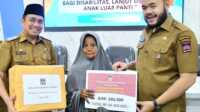 Pemko Padang salurkan berbagai bentuk bantuan sosial berupa usaha ekonomi produktif, Selasa (5/8/2025). (Foto Diskominfo Padang)