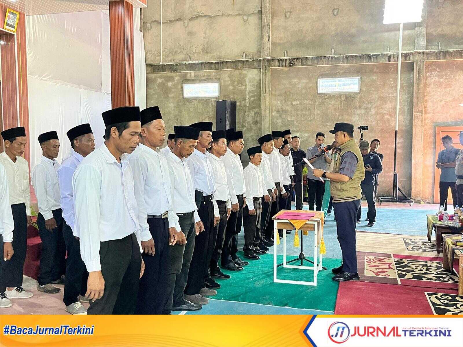 Ket Foto: Bupati Inhil H Herman saat mengukuhkan 20 Ketua RT dan 10 Ketua RW untuk masa bakti 2025–2030 desa Sialang Panjang (5/8/2025)
