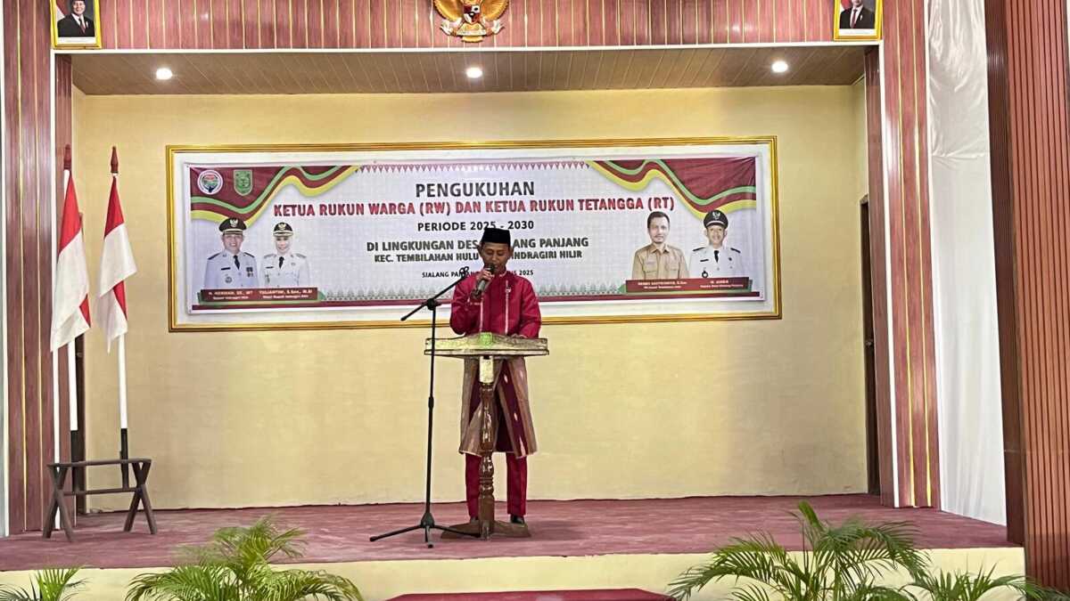 Kepala Desa Sialang Panjang, M. Juber,
Saat memberikan sambutan di acara pelantikan RW/RT masa Bakti 2025-2030