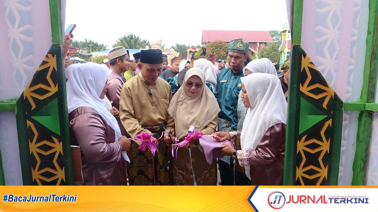 Ket foto: Bupati Inhil, H Herman, saat membuka secara resmi MTQ ke 29 Kecamatan Gaung di di Desa Semambu Kuning, Rabu (6/8/2025).