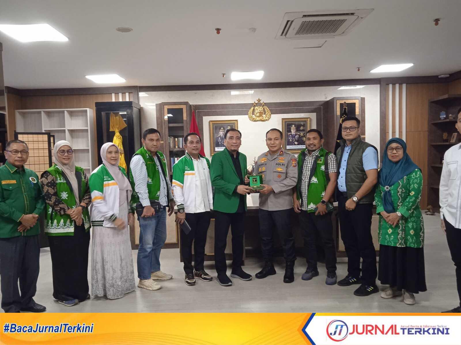 Ket Foto: Ketua DPW PPP Provinsi bersama rombongan pengurus DPW melaksanakan kunjungan silaturahmi ke Kapolda Riau Irjen Pol Hery Herjawan, kamis (7/8/2025)