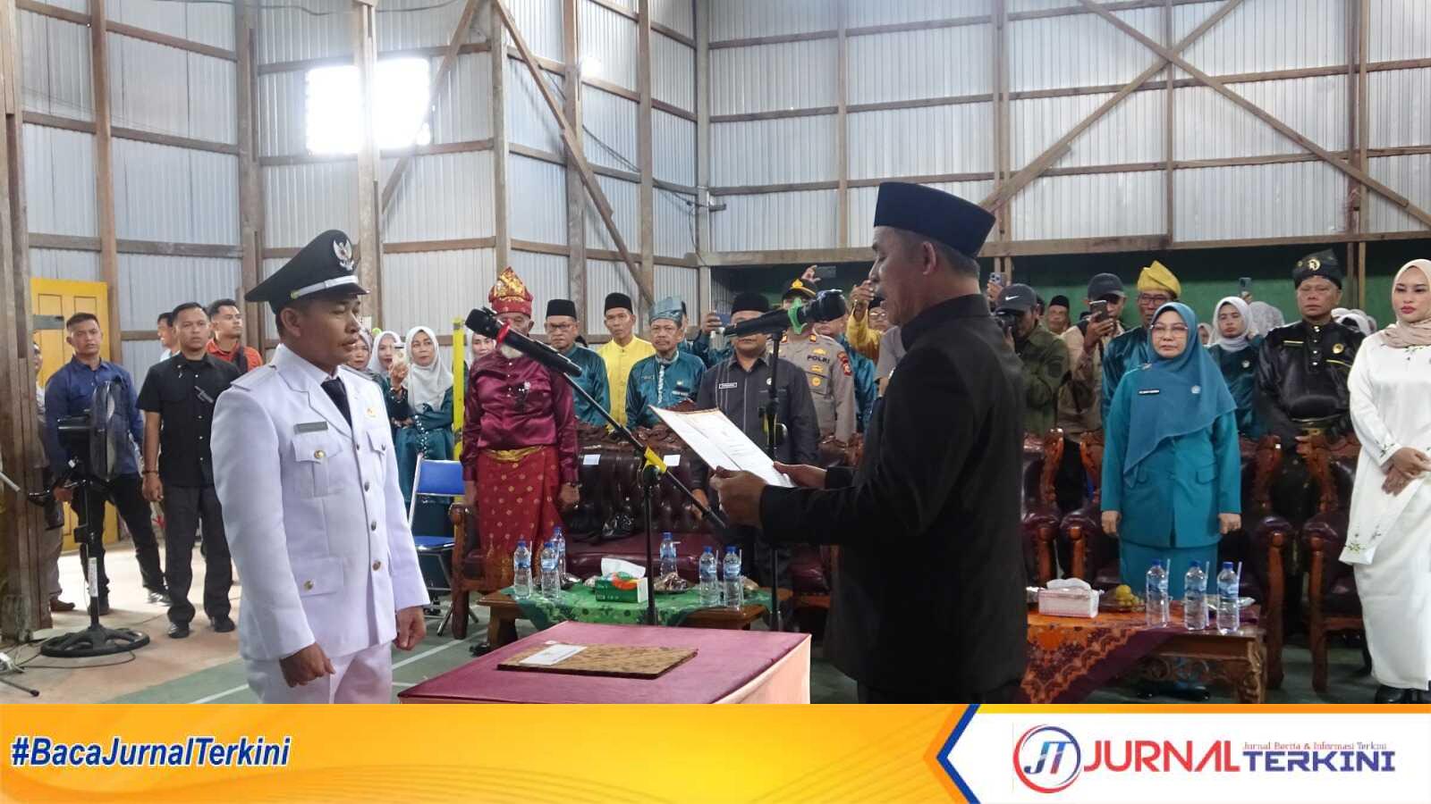 Ket foto: Bupati Inhil, Haji Herman, saat melantik Pj Kades Sungai Baru di Gedung Serba Guna Desa Semambu Kuning, Rabu (6/8/2025)