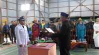 IMG-20250807-WA0042 Ket foto: Bupati Inhil, Haji Herman, saat melantik Pj Kades Sungai Baru di Gedung Serba Guna Desa Semambu Kuning, Rabu (6/8/2025)