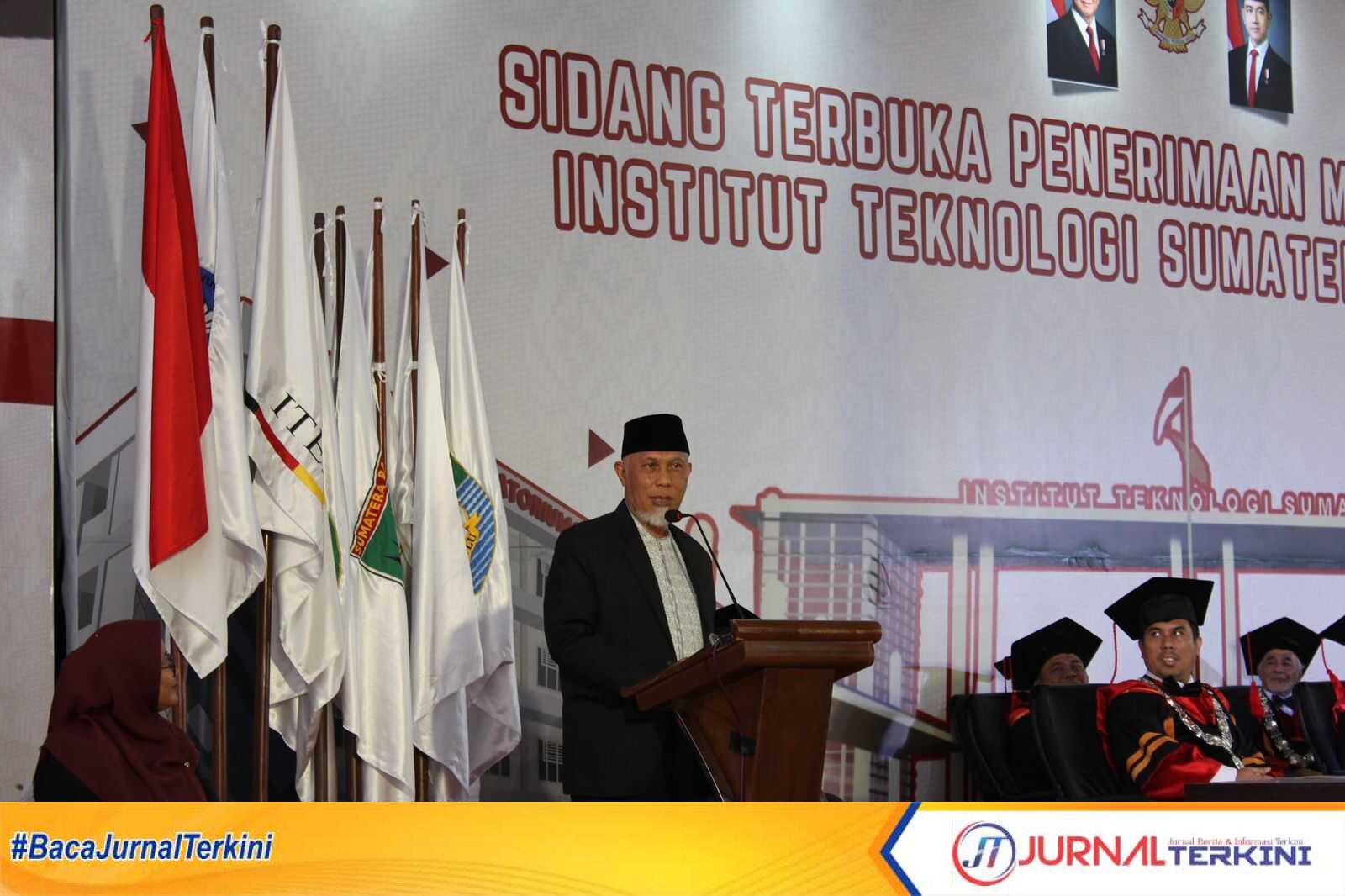 Gubernur Mahyeldi saat memberikan orasi ilmiah pada Sidang Penerimaan Mahasiswa Baru ITERA, di Lampung, Senin (11/8/2025). (Foto Adpim Sumbar).