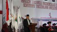 Gubernur Mahyeldi saat memberikan orasi ilmiah pada Sidang Penerimaan Mahasiswa Baru ITERA, di Lampung, Senin (11/8/2025). (Foto Adpim Sumbar).