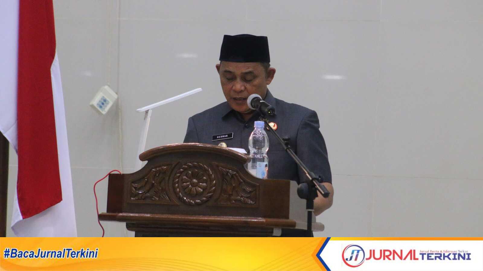Ket Foto: Bupati Inhil H Herman saat memberikan penyampaian mengenai penjelasan Rancangan Peraturan Daerah (Ranperda) tentang Perubahan Anggaran Pendapatan dan Belanja Daerah (APBD) Tahun Anggaran 2025, Senin malam (11/8/2025).