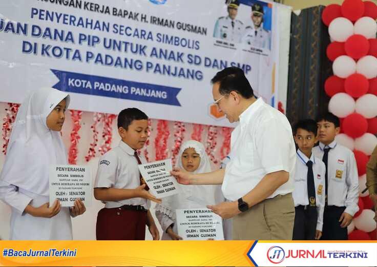 Irman Gusman, menyerahkan secara simbolis bantuan dana Program Indonesia Pintar (PIP) kepada siswa di Kota Padang Panjang, Selasa (12/8/2025). (Foto Kominfo PP).