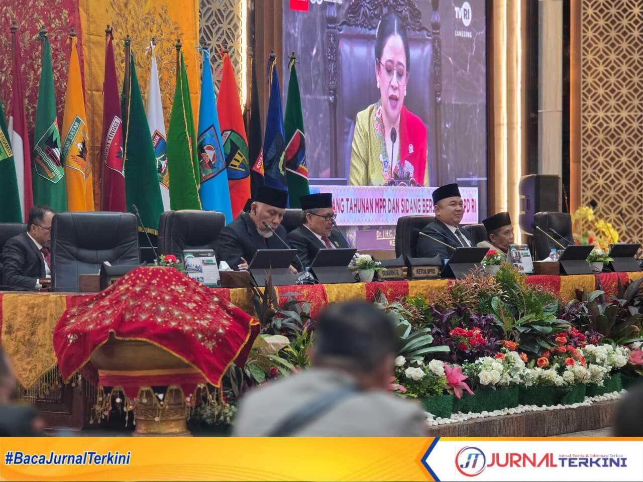 Gubernur Sumbar saat menghadiri Sidang Paripurna DPRD Provinsi Sumbar yang digelar dalam rangka mendengarkan pidato Presiden RI pada Sidang Tahunan MPR RI, Jumat (15/8/2025). (Foto Adpim Sumbar).