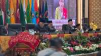 Gubernur Sumbar saat menghadiri Sidang Paripurna DPRD Provinsi Sumbar yang digelar dalam rangka mendengarkan pidato Presiden RI pada Sidang Tahunan MPR RI, Jumat (15/8/2025). (Foto Adpim Sumbar).