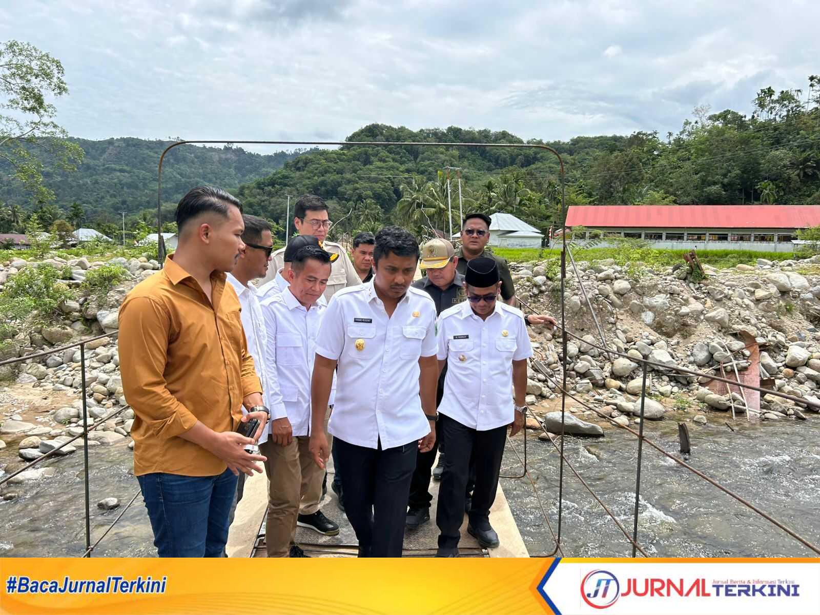 Wagub Vasko Ruseimy saat meninjau jembatan sementara di Nagari Koto Rawang, Kecamatan IV Jurai, Kab Pessel pada Jum'at (15/08/2025). (Foto Adpim Sumbar).