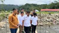 Wagub Vasko Ruseimy saat meninjau jembatan sementara di Nagari Koto Rawang, Kecamatan IV Jurai, Kab Pessel pada Jum'at (15/08/2025). (Foto Adpim Sumbar).