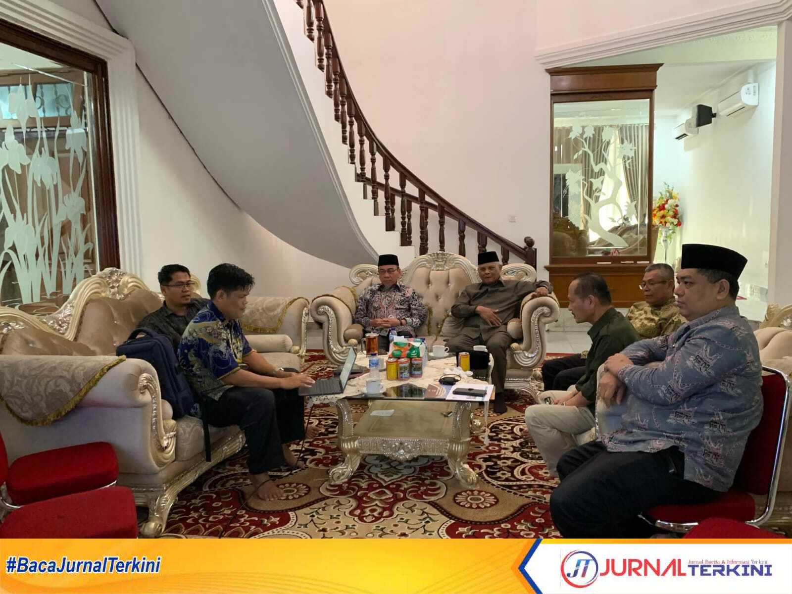 Rapat pematangan program smart surau di kediaman Wawako Padang Maigus Nasir resminya, Kamis (14/8/2025). (Foto Kominfo Padang).