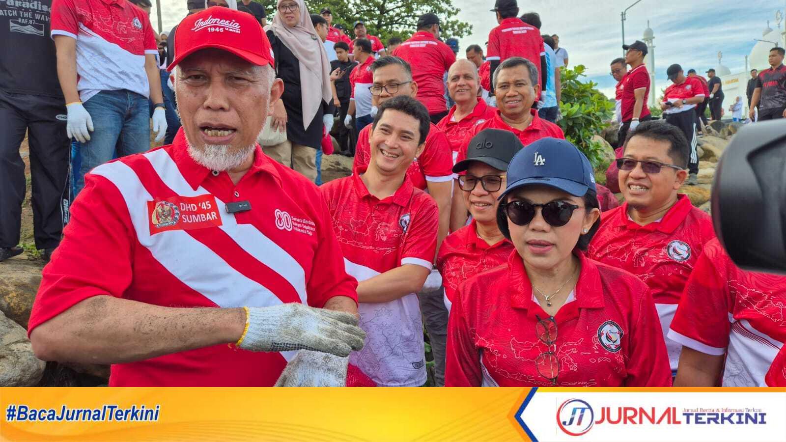 Gubernur Sumbar, Mahyeldi Ansharullah memimpin aksi gotong royong membersihkan sampah di area bebatuan pemecah ombak Pantai Padang, Sabtu (16/8/2025). (Foto Adpim Sumbar).