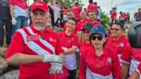 IMG-20250816-WA0013 Gubernur Sumbar, Mahyeldi Ansharullah memimpin aksi gotong royong membersihkan sampah di area bebatuan pemecah ombak Pantai Padang, Sabtu (16/8/2025). (Foto Adpim Sumbar).