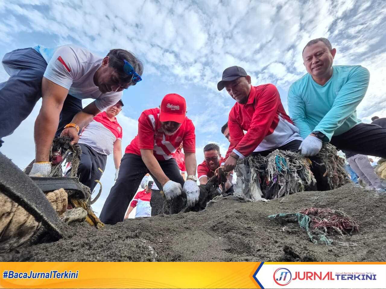 Gubernur Sumbar, Mahyeldi Ansharullah memimpin aksi gotong royong membersihkan sampah di area bebatuan pemecah ombak Pantai Padang, Sabtu (16/8/2025). (Foto Adpim Sumbar).