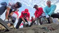 Gubernur Sumbar, Mahyeldi Ansharullah memimpin aksi gotong royong membersihkan sampah di area bebatuan pemecah ombak Pantai Padang, Sabtu (16/8/2025). (Foto Adpim Sumbar).